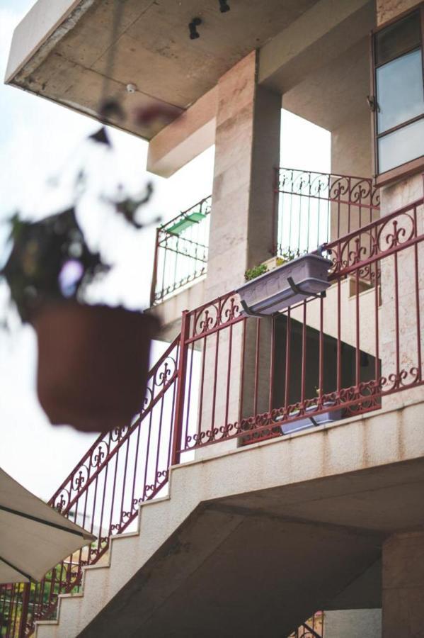 Damask Rose, Lebanese Guest House Jounieh Bagian luar foto
